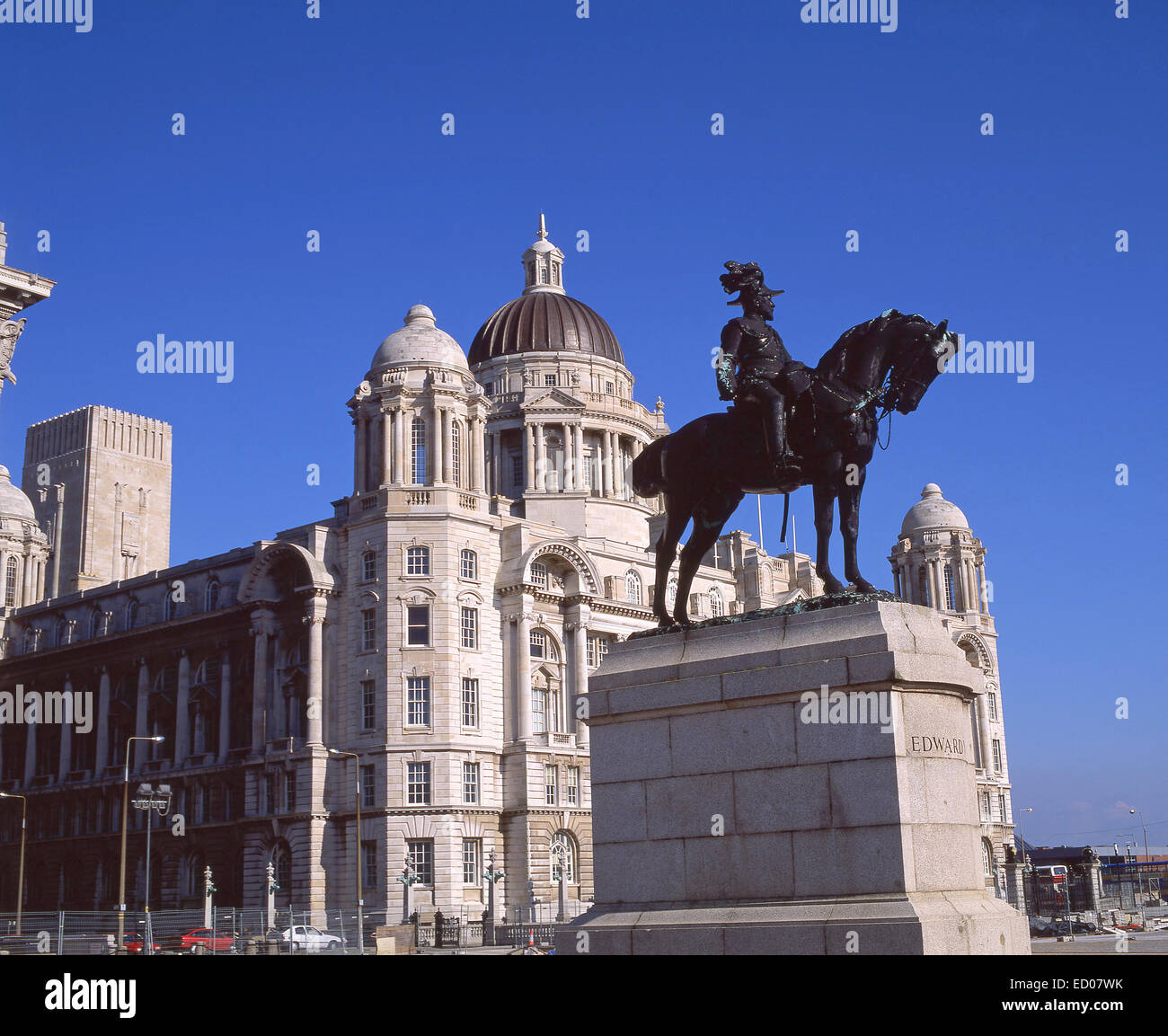 Il porto di Liverpool Building e il re Edoardo VII statua su Liverpool Pier Head, Liverpool, Merseyside England, Regno Unito Foto Stock