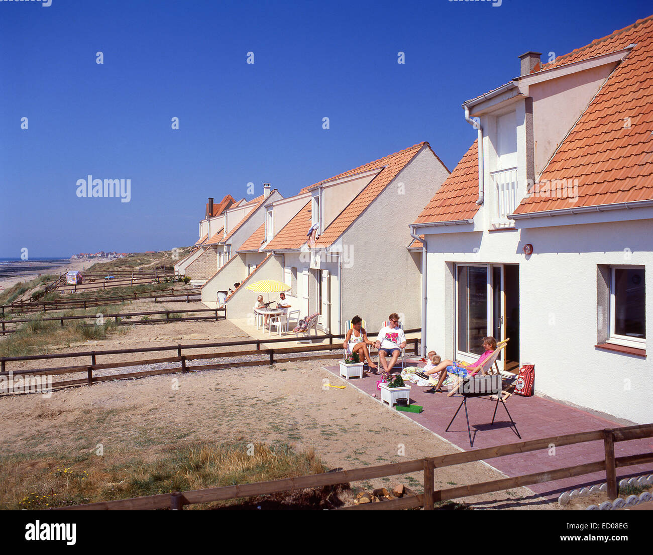 Famiglia inglese in vacanza al beach house, Nord-Pas de Calais, Pas de Calais, Francia Foto Stock