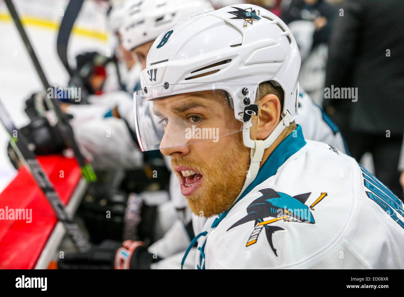 San Jose Sharks center Joe Pavelski (8) durante il gioco NHL tra gli squali di San Jose e Carolina Hurricanes al PNC Arena. Gli squali di San Jose ha sconfitto la Carolina Hurricanes 2-0. Foto Stock