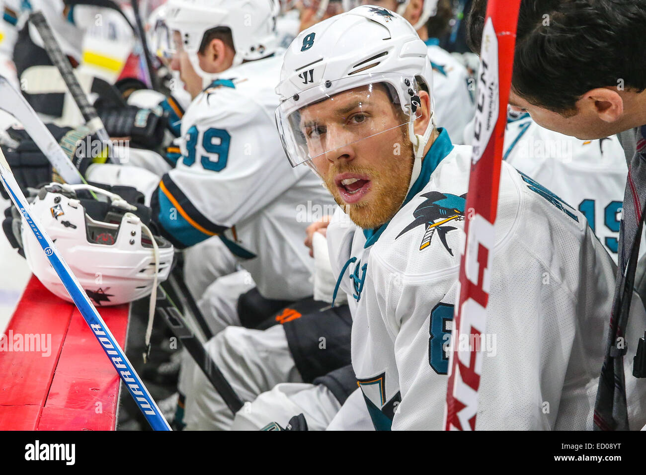 San Jose Sharks center Joe Pavelski (8) durante il gioco NHL tra gli squali di San Jose e Carolina Hurricanes al PNC Arena. Gli squali di San Jose ha sconfitto la Carolina Hurricanes 2-0. Foto Stock