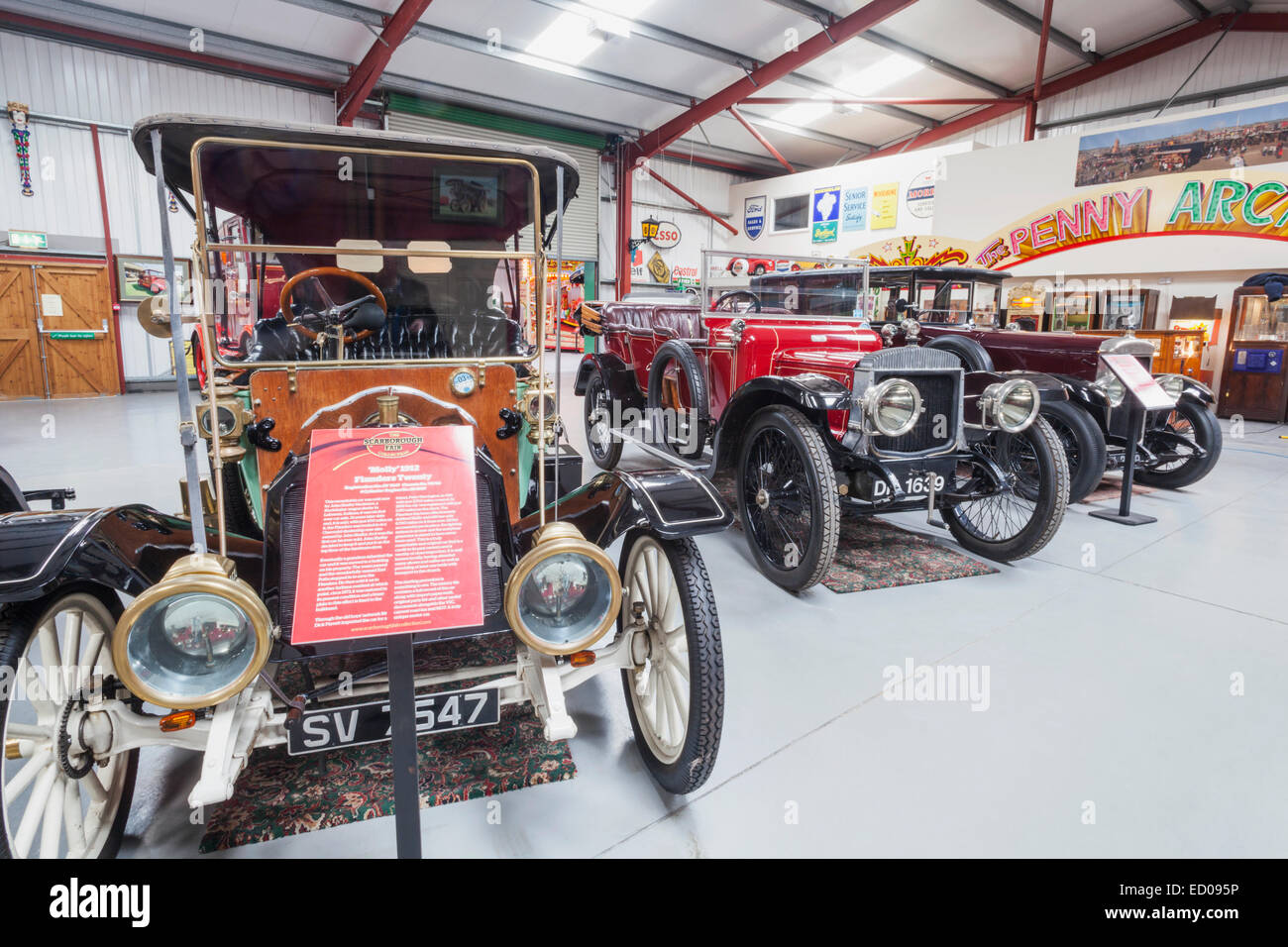 Inghilterra, nello Yorkshire, Filey, Scarborough Fair raccolta, auto d'Epoca Foto Stock