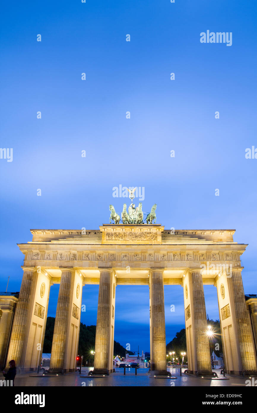 Ora blu nella porta di Brandeburgo Pariser Platz, Berlin, Germania. Foto Stock