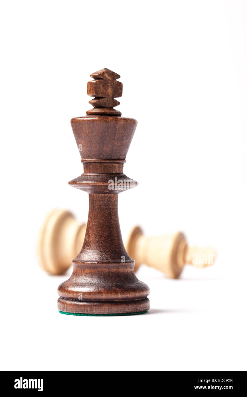 Bianco e nero kings, scacchi figure isolate su bianco. Foto Stock