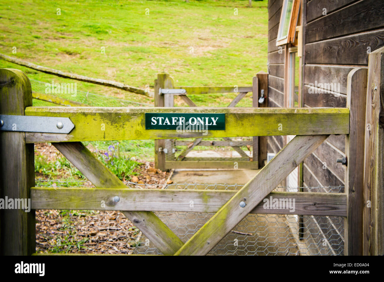 Bedgebury Pinetum, meccanismo di gate, personale solo segno Foto Stock