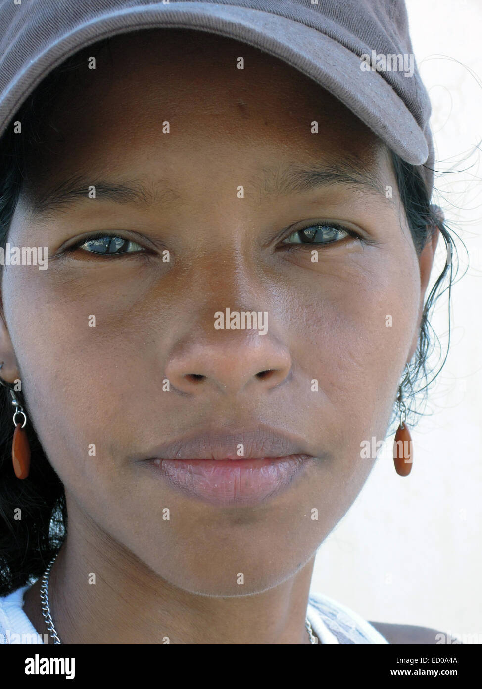 Piuttosto giovane creolo Latina donna da Corn Island Nicaragua con sguardo serio sulla faccia Foto Stock