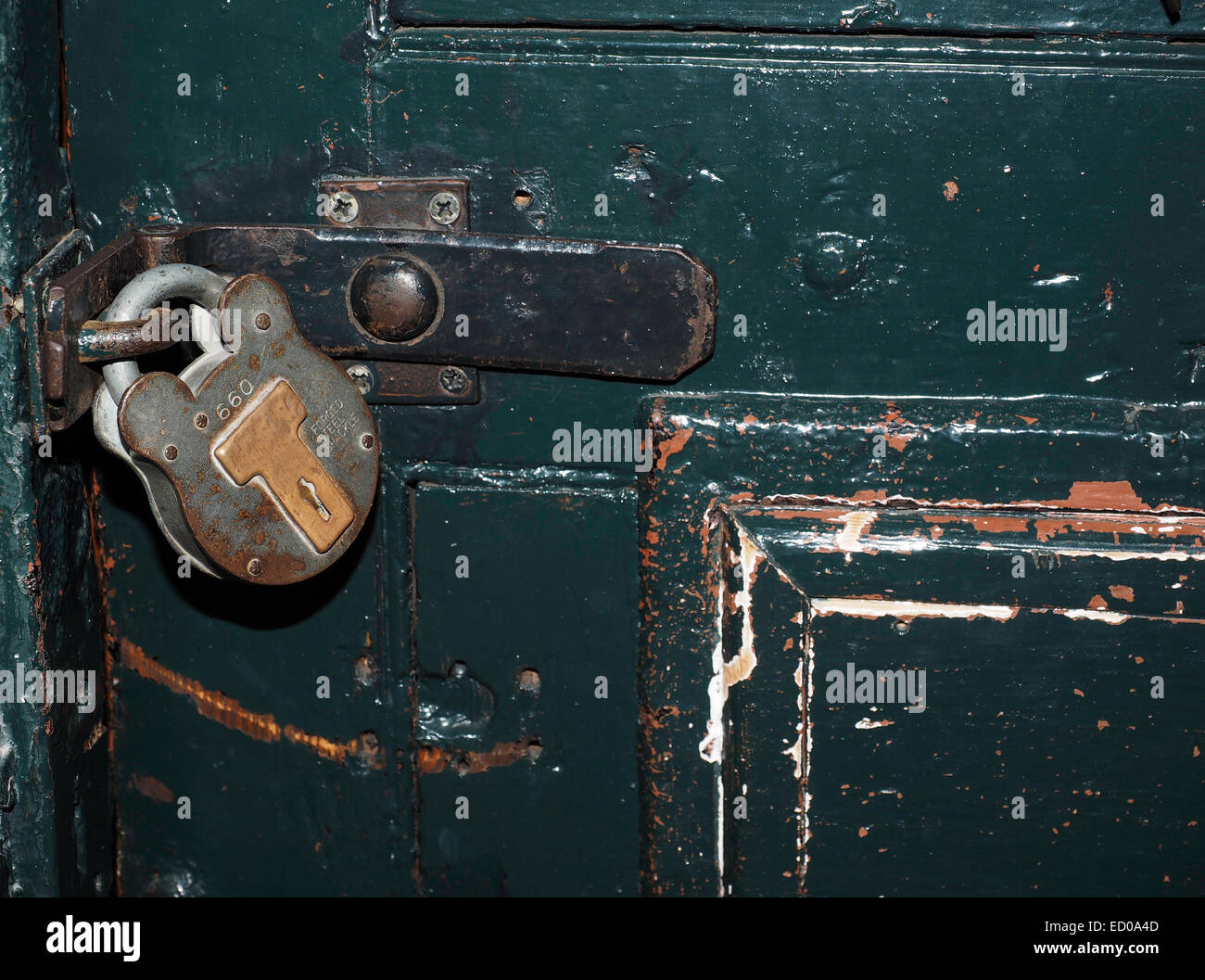 Storico di cella di prigione serratura della porta e maniglia Kilmainham Gaol Dublino Irlanda Europa Foto Stock