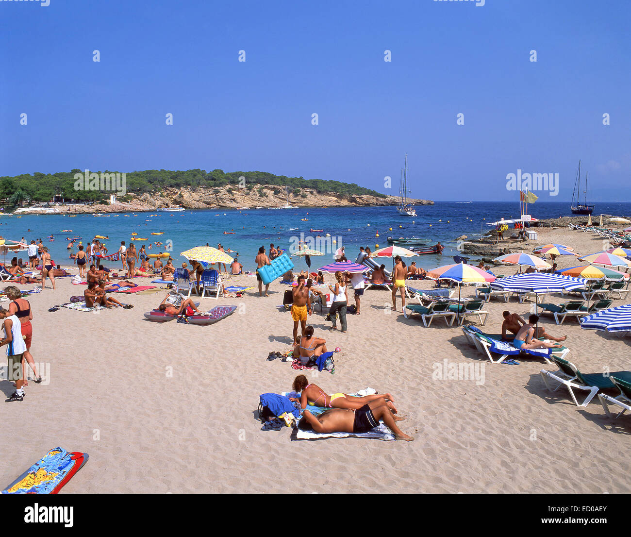Vista della spiaggia, Cala Bassa, Ibiza, Isole Baleari, Spagna Foto Stock