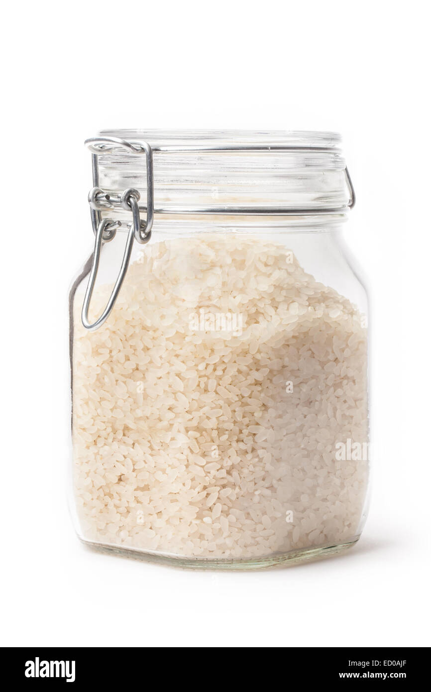Il riso grezzo in un vaso isolato su bianco. Foto Stock