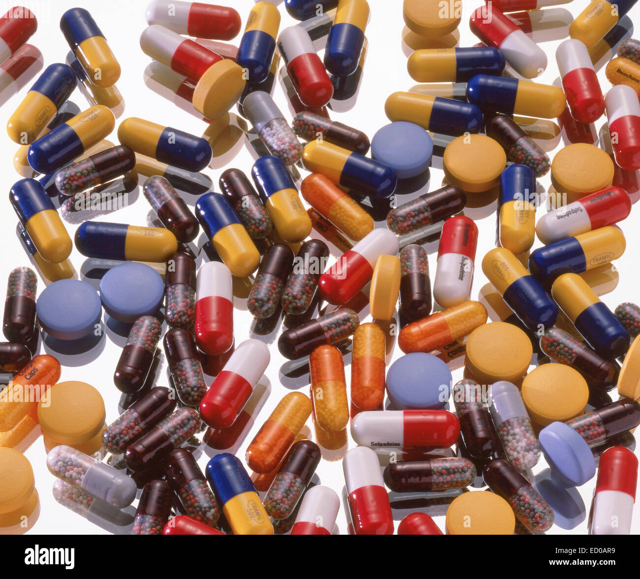 Pillole di vario tipo capsule e compresse su sfondo di vetro Foto Stock