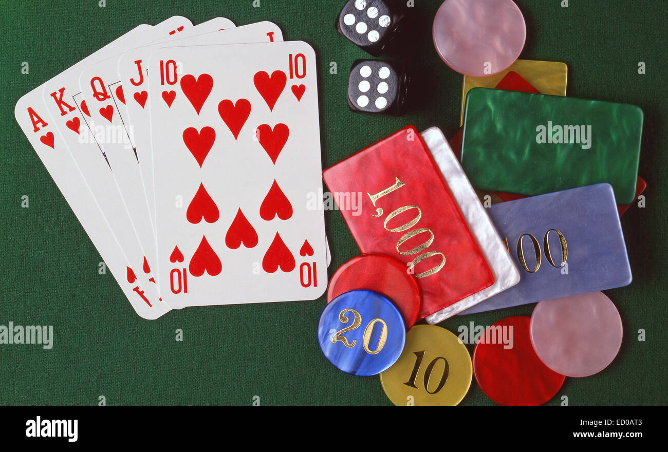 Tavolo da gioco con carte, dadi e trucioli. Foto Stock