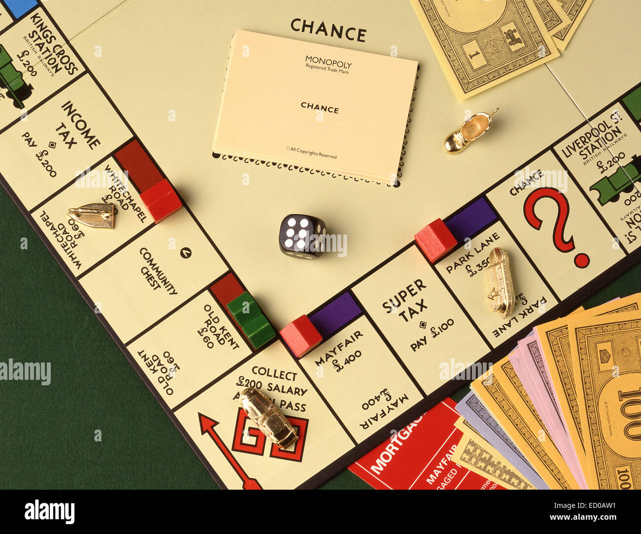 Scheda di monopolio gioco con denaro, note, contatori e dadi in impostazione di studio Foto Stock