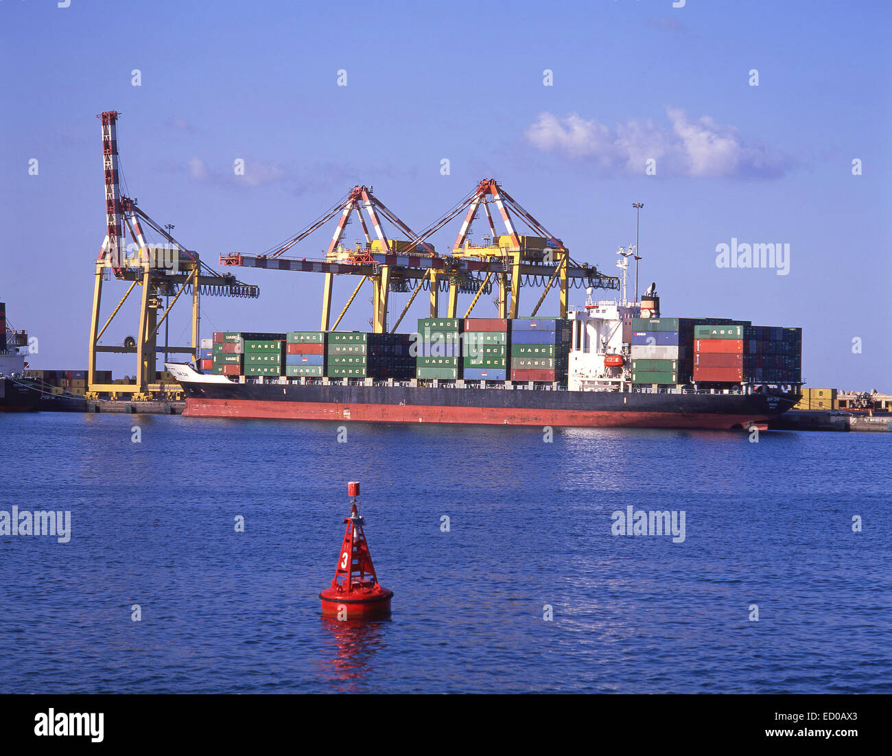 Spedire il contenitore presso il terminal dei container, il porto di Mascate, Mascate, Sultinato di Oman Foto Stock