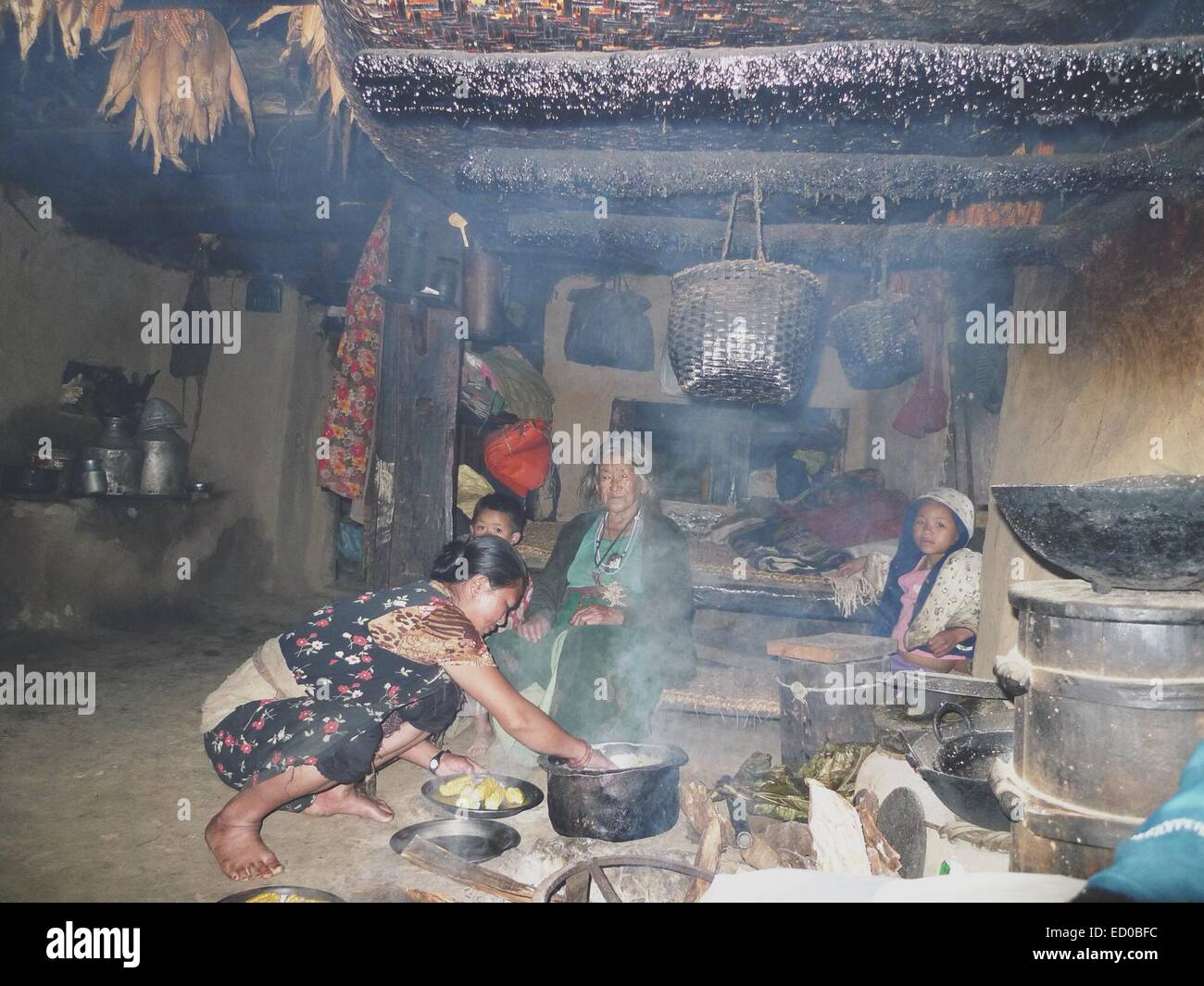 Cena di cucina in famiglia nella loro casa in un villaggio di montagna, Nepal Foto Stock