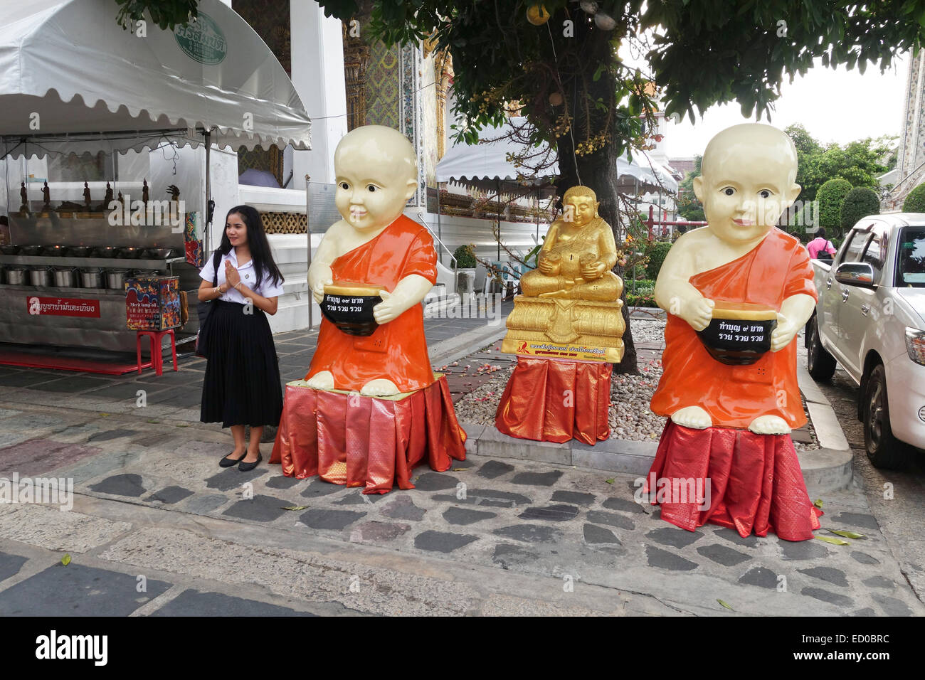 Ragazza a Wat Arun, il tempio dell'alba, tempio buddista. Thonburi. Bangkok, Tailandia. Foto Stock
