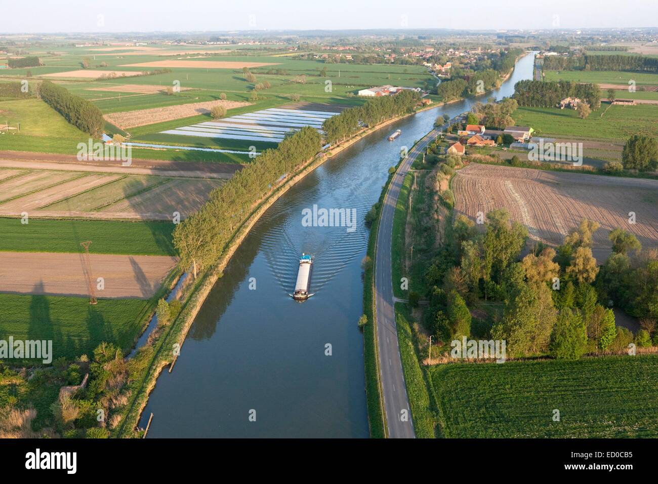 Francia, Nord, Watten, chiatta sul Canal de l'aa (vista aerea) Foto Stock