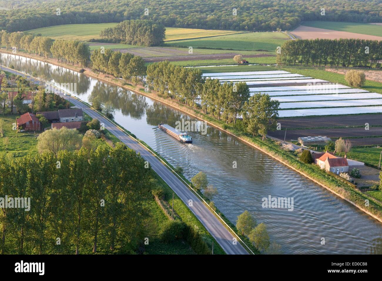 Francia, Nord, Watten, chiatta sul Canal de l'aa (vista aerea) Foto Stock
