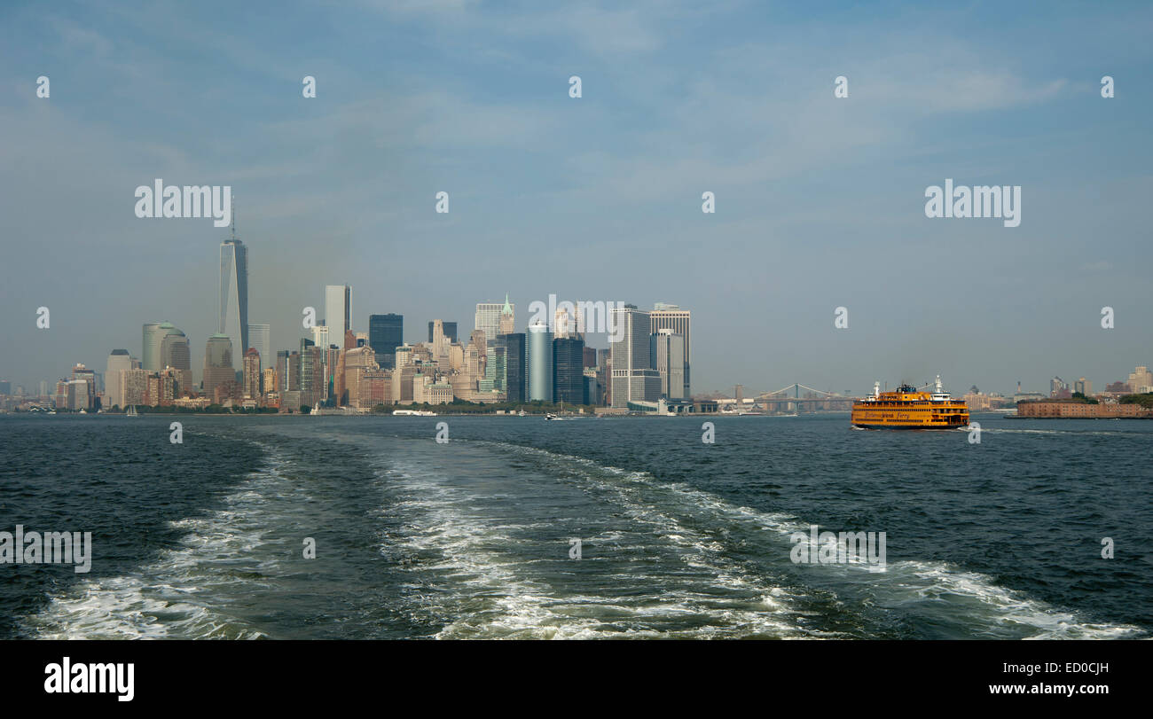 Skyline di Manhattan da Staten Island Ferry New York STATI UNITI D'AMERICA Foto Stock