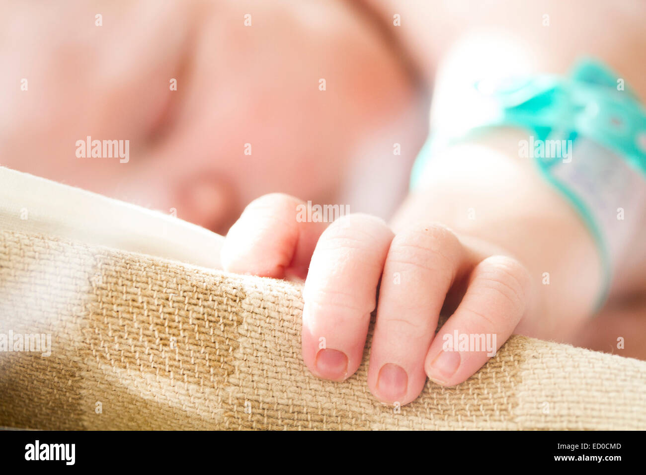 Sleeping Baby girl's (0-1 mesi) mano sulla culla Foto Stock