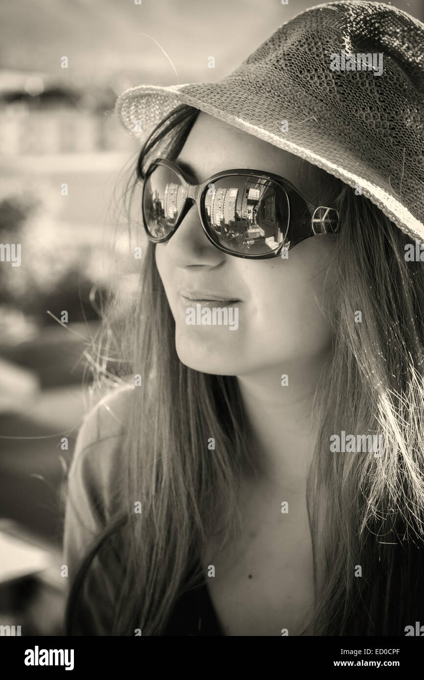 La ragazza (14-15) con occhiali da sole sorridente Foto Stock