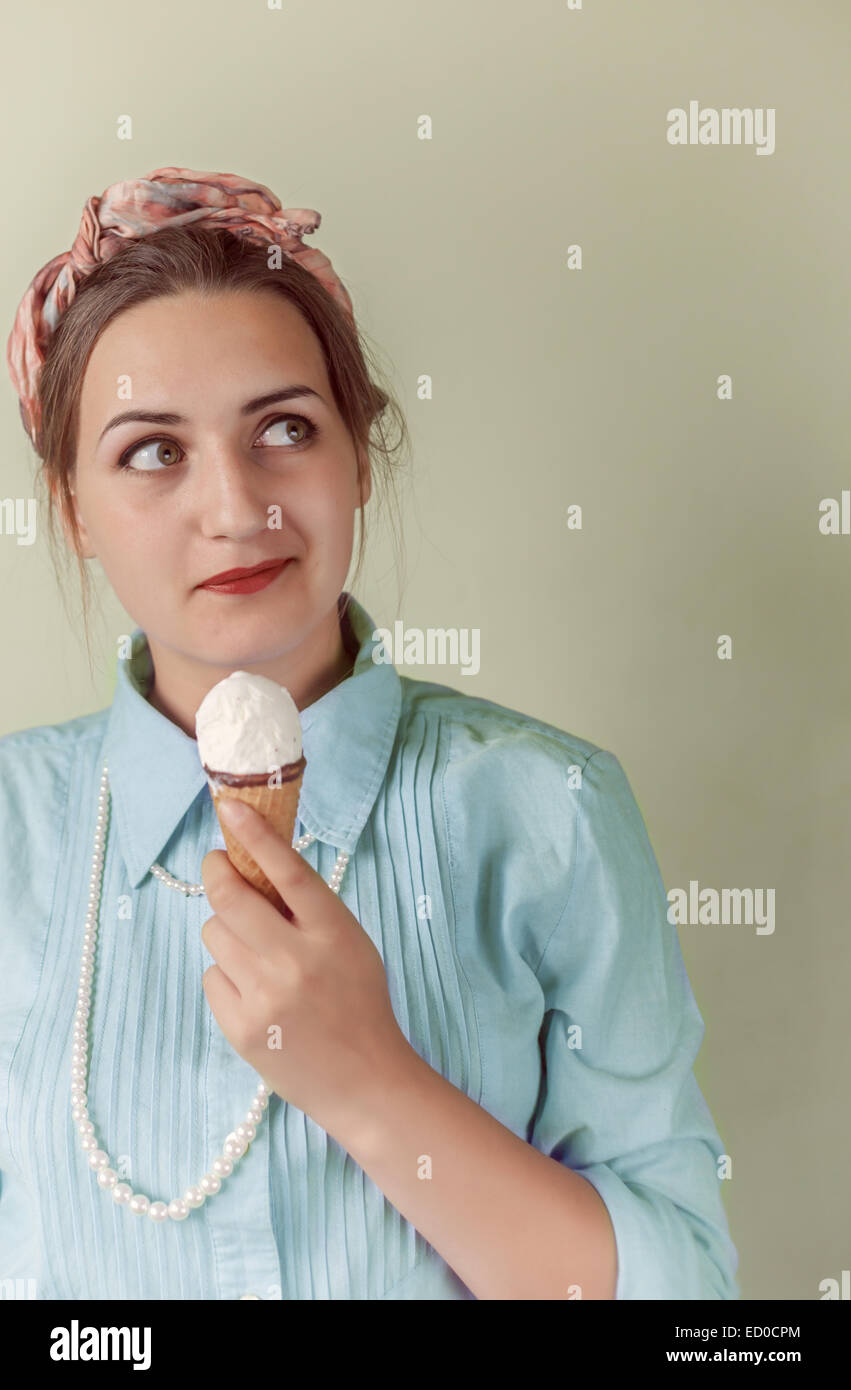 La ragazza (16-17) mangiare gelato Foto Stock