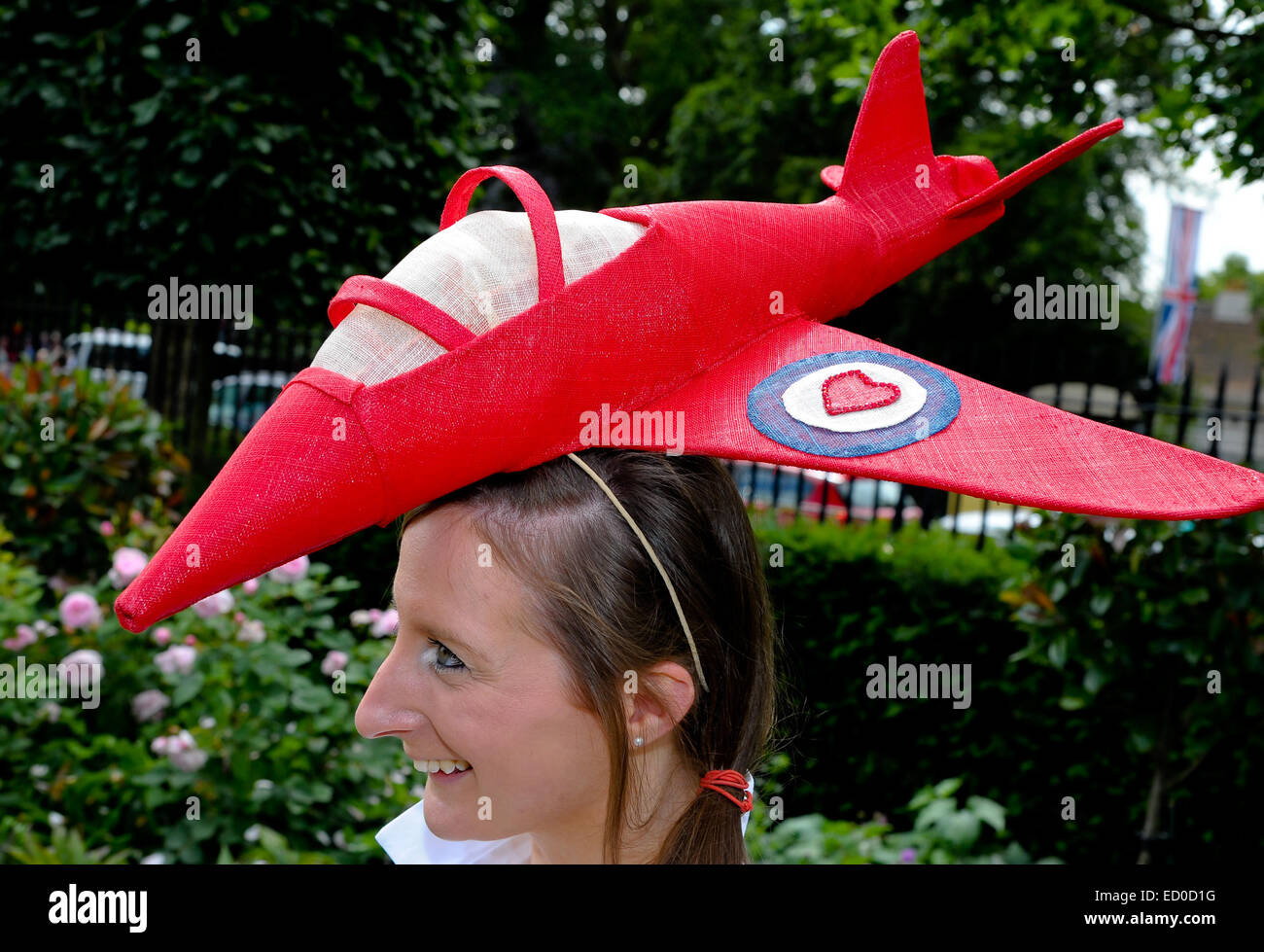 Laura McLellen raccoglie denaro per sostenere la Royal Air Force fondo benevolo, ABF soldati della carità e la Royal Navy e Royal Marines della carità. Laura è stato chiesto dai lavoratori a Ascot per rimuovere il cappello o di lasciare i motivi. Dotato di: Laura McLellen dove: Foto Stock