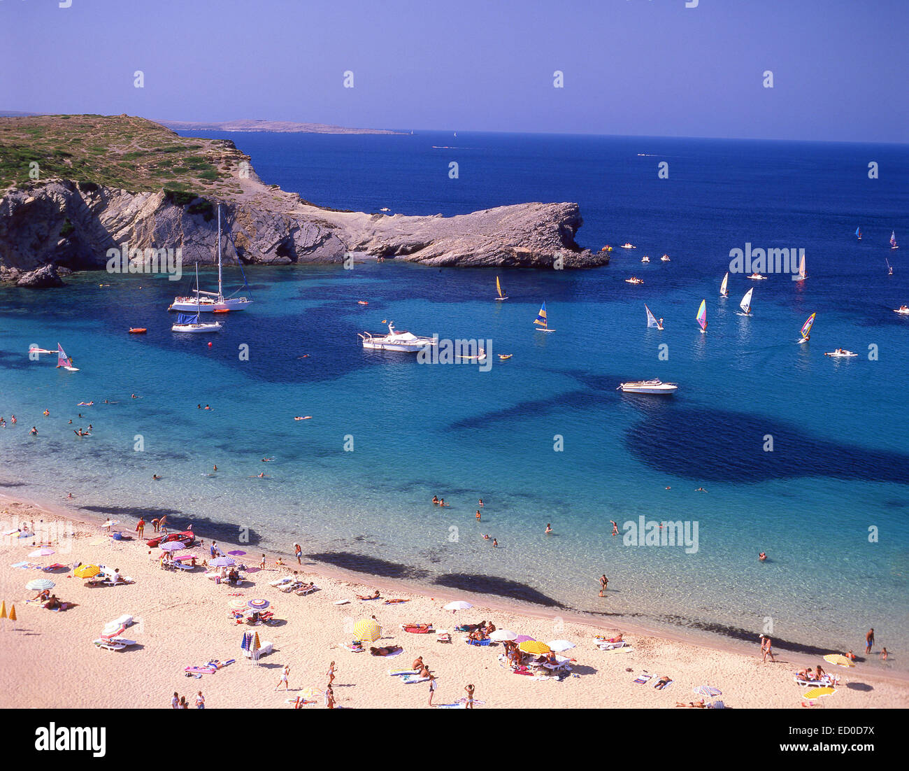 Vista della spiaggia da lookout, Arenal d'en Castell, Menorca, isole Baleari, Spagna Foto Stock