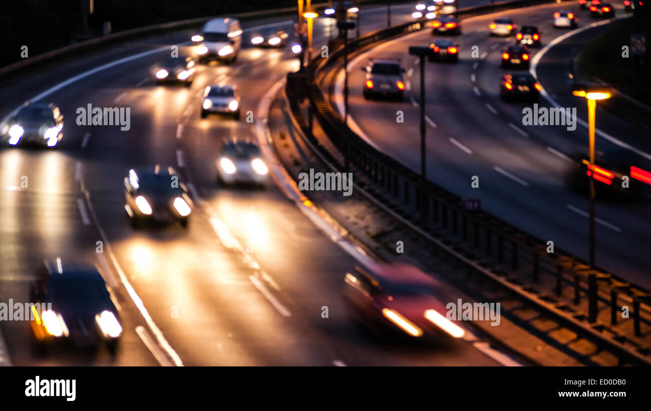 Luci auto sulla autostrada di notte Foto Stock