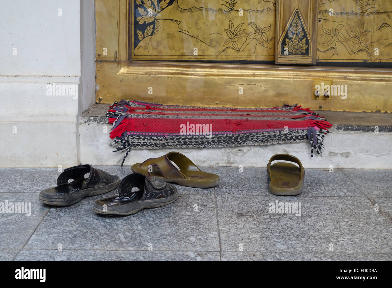 Scarpe fuori della porta di ingresso di un buddista tempio Wat a Bangkok, in Thailandia. Foto Stock