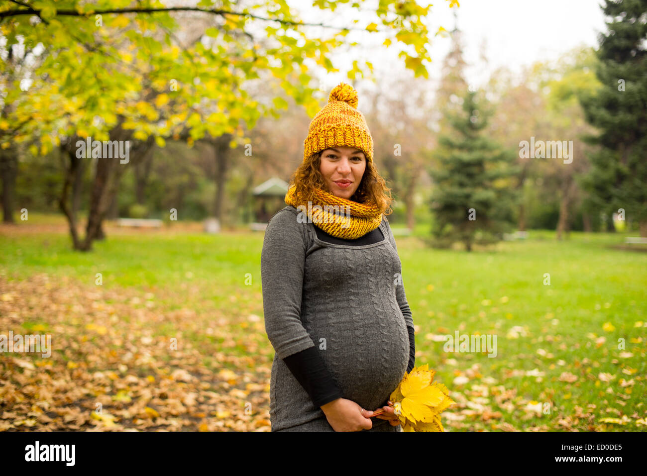 La Bulgaria, Sofia, donna incinta in posizione di parcheggio Foto Stock