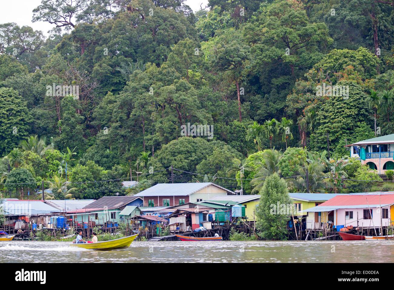 Malaysia, stato di Sarawak, Kuching, villaggio di pescatori sul fiume Salak Foto Stock