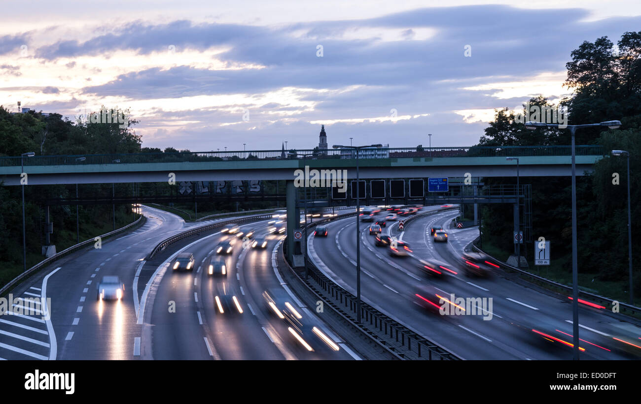 Auto su autostrada di notte Foto Stock