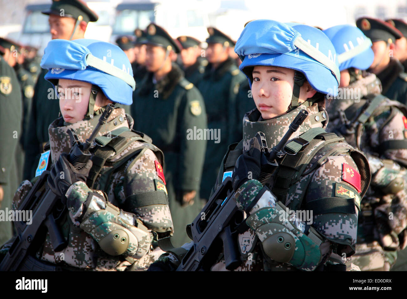Laiyang, Shandong, Cina. 22 dic 2014. Il Cinese prima di mantenimento della pace del battaglione di fanteria andrà al sud Sudan per la missione di mantenimento della pace in Laiyang, Shandong in Cina il 22 dicembre, 2014. Credito: TopPhoto/Alamy Live News Foto Stock