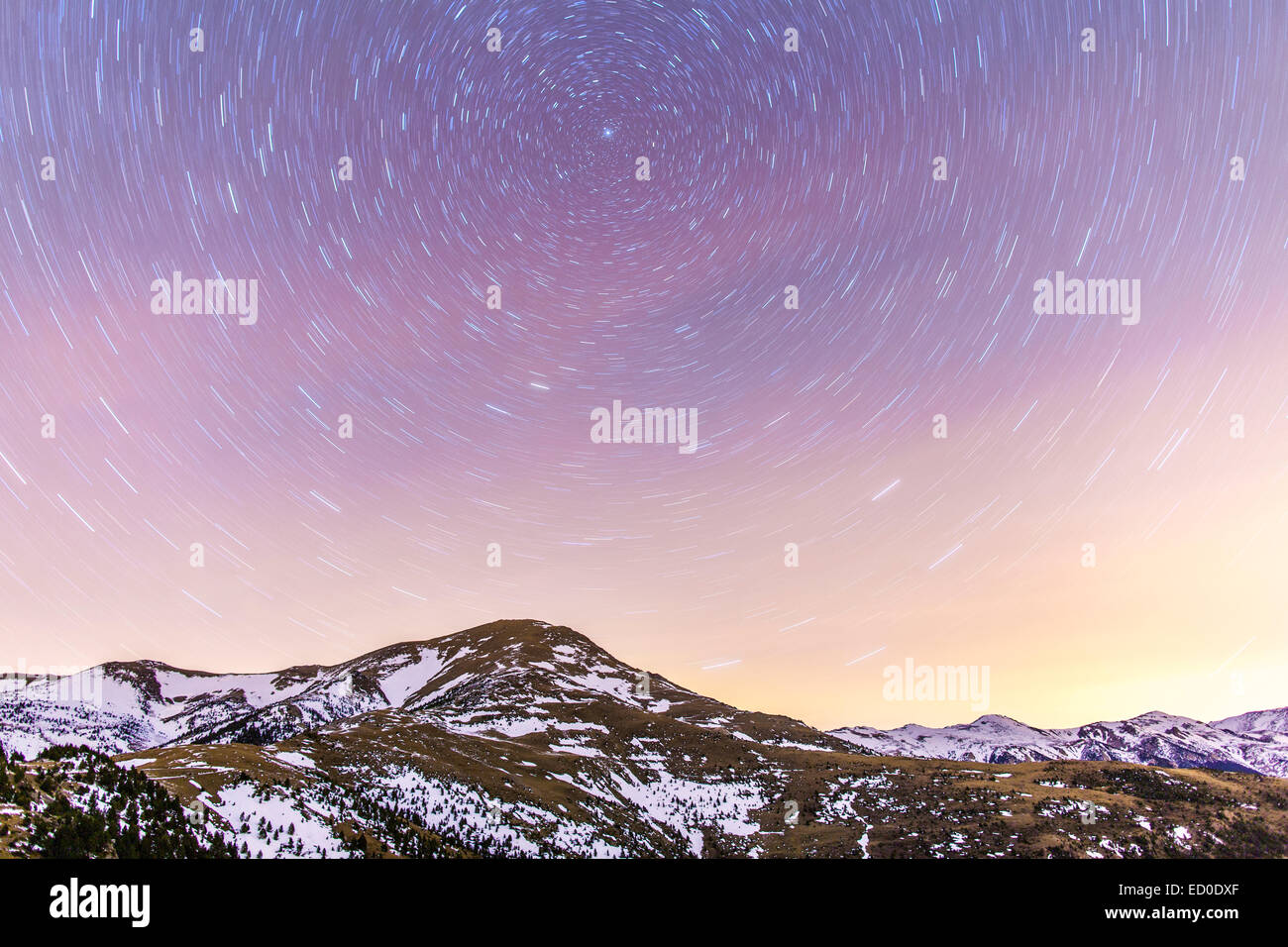 In Spagna, in Catalogna, Gerona, Pirenei, Star trail incappucciate di neve sopra la gamma della montagna Foto Stock