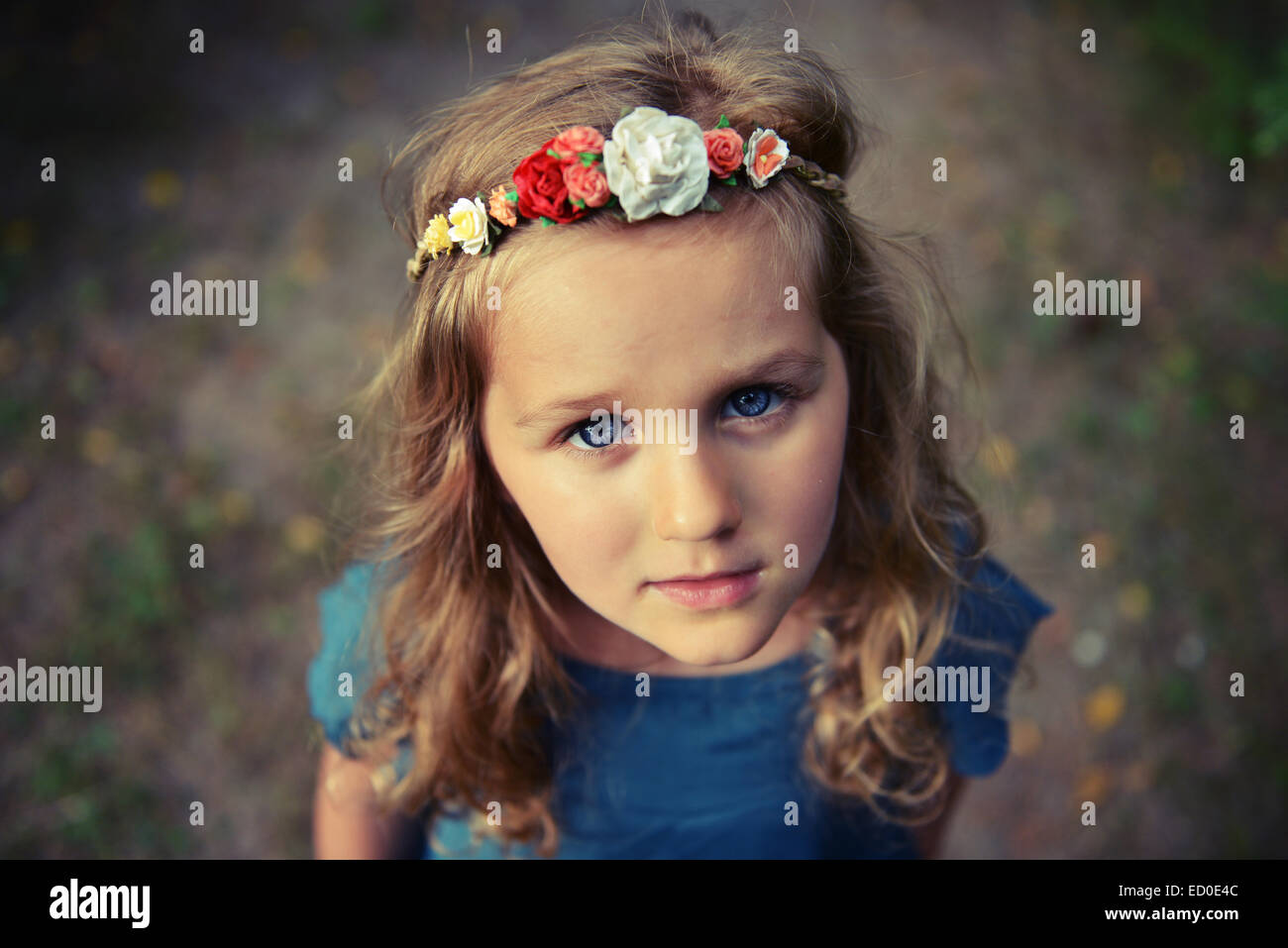 Ritratto di ragazza (4-5) indossando dei fiori con archetto Foto Stock