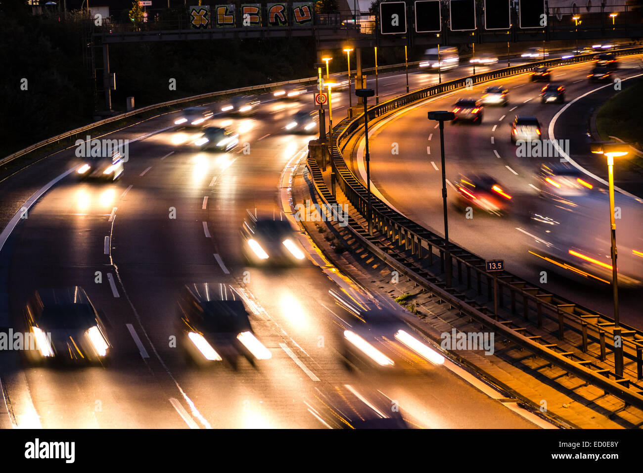Auto su autostrada di notte Foto Stock