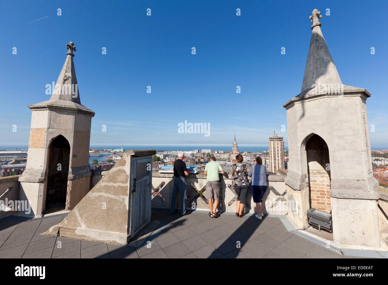 Francia, Nord, Dunkerque, i turisti a guardare la città dal campanile st Eloi Foto Stock