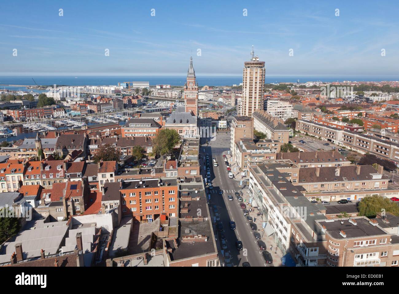 Francia, Nord, Dunkerque, vista sulla città, il campanile del municipio sono classificati come patrimonio mondiale dall' UNESCO e il Mare del Nord Foto Stock