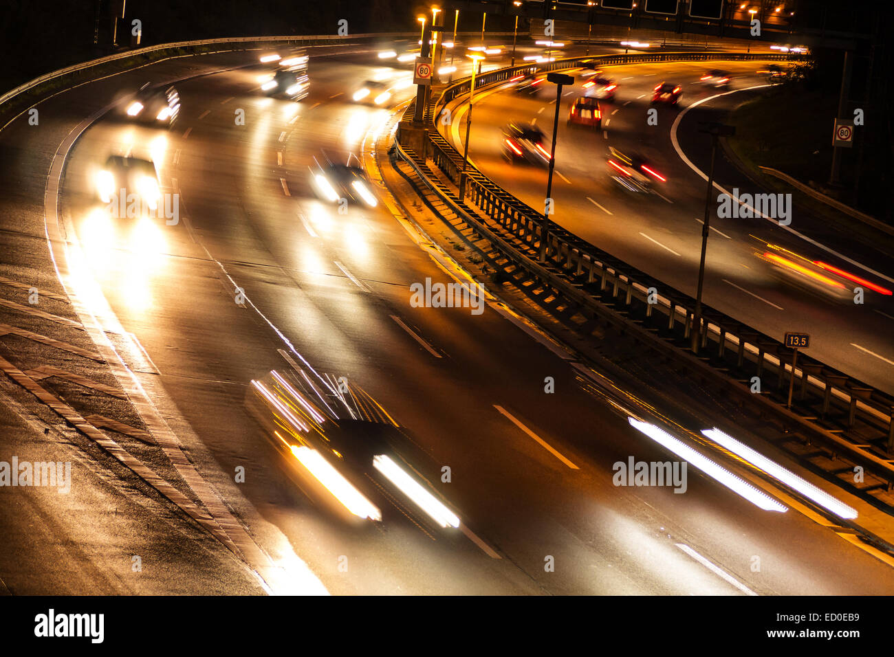 Auto su autostrada di notte Foto Stock