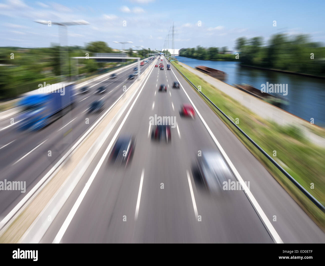 Auto veloci su autostrada in estate (sfocata) Foto Stock