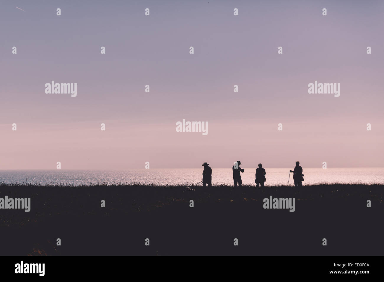 Regno Unito, Galles Seapembrokeshire, persone stagliano contro il mare Foto Stock