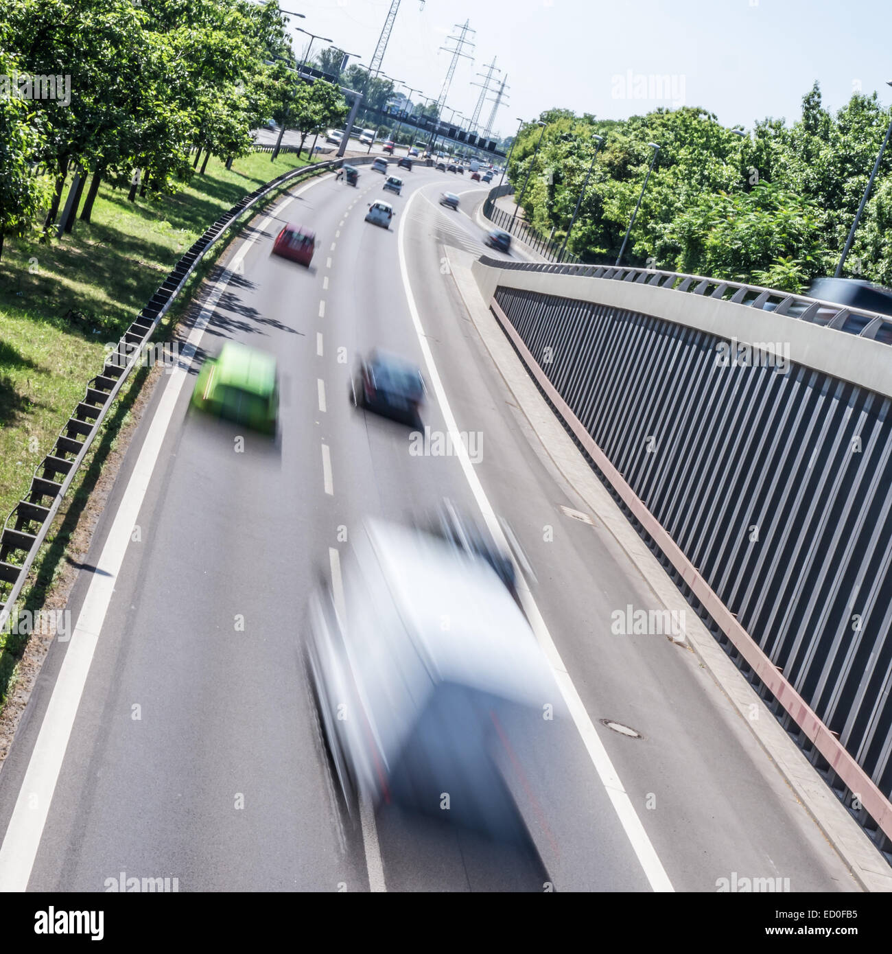 Auto veloci su autostrada in estate Foto Stock