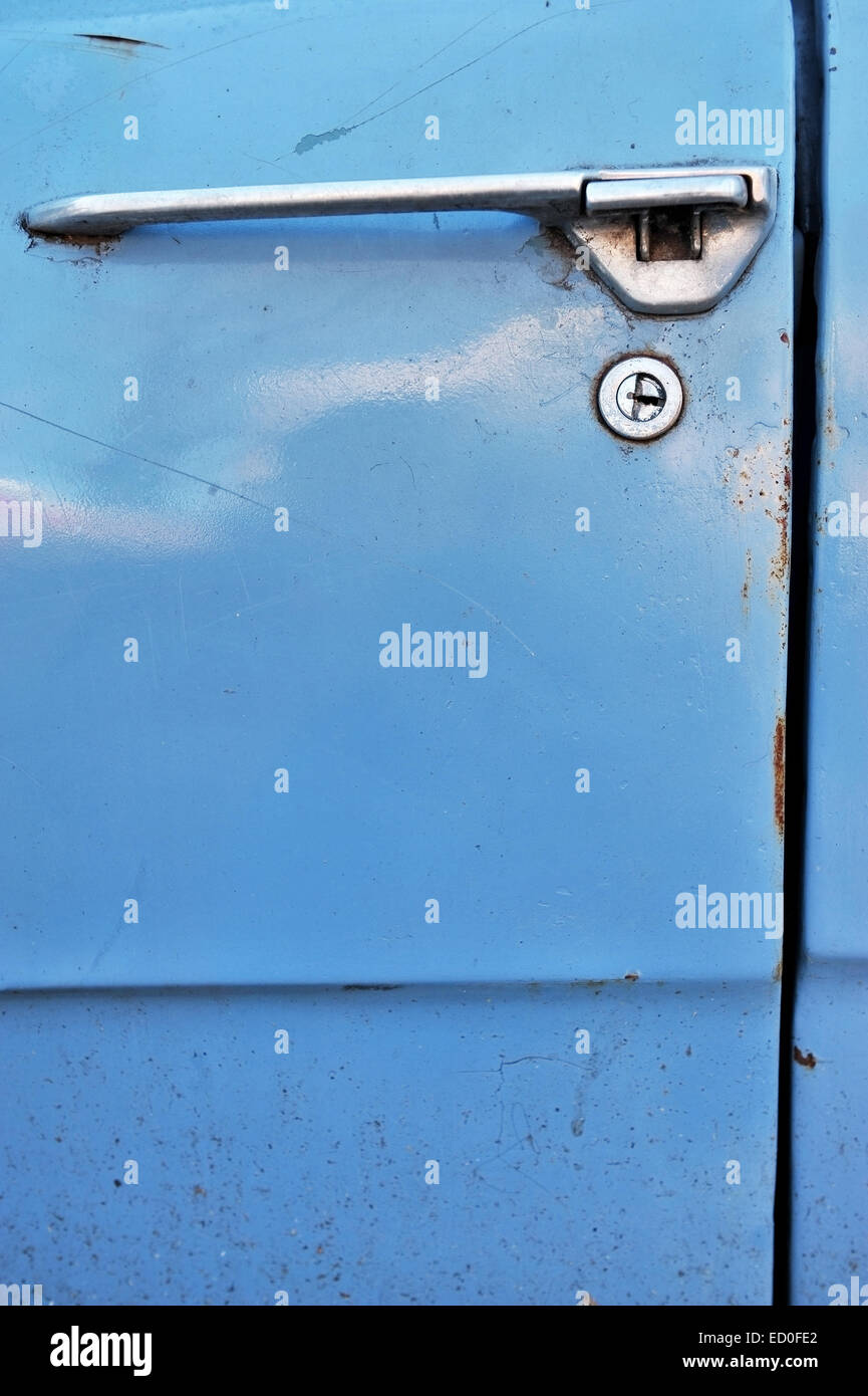 Immagine ravvicinata con un vecchio e rusty auto serratura della porta Foto Stock