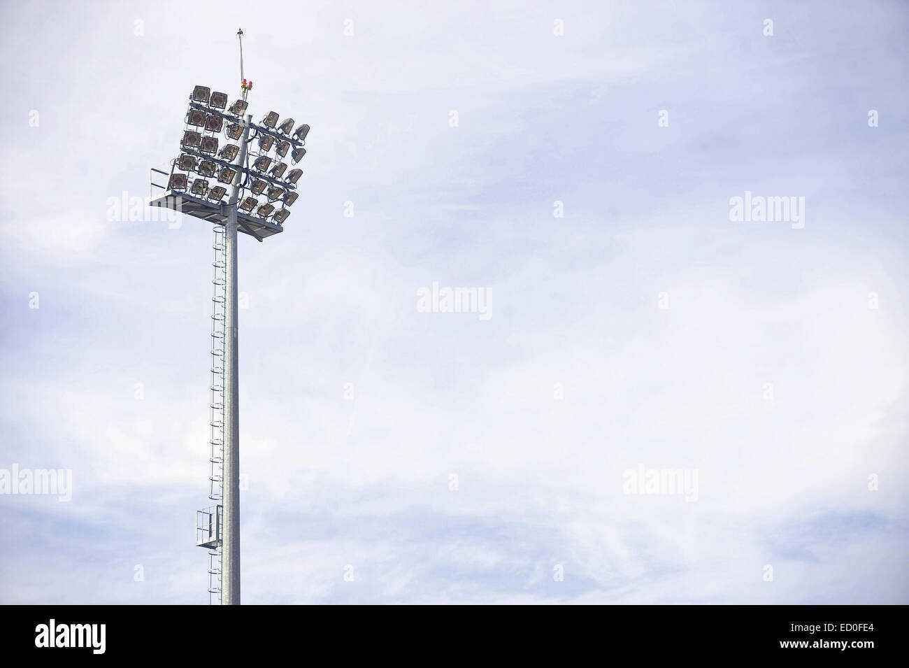 Dettaglio industriale con stadium faretti sulla luce diurna Foto Stock