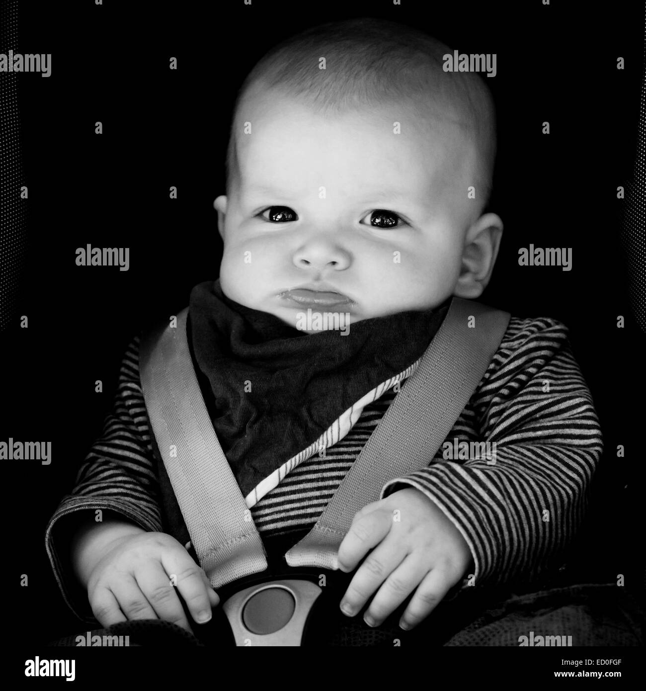 Little baby boy (2-5 mesi) in seduta sedile auto Foto Stock