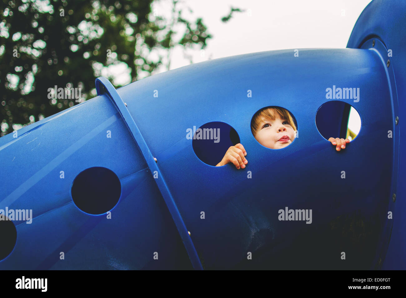 Ragazzo che gioca in un parco giochi, Stati Uniti Foto Stock