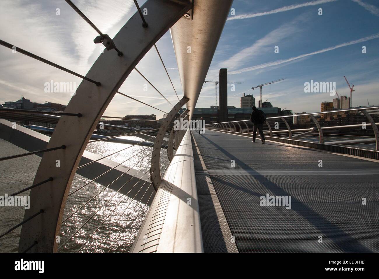 Regno Unito, Inghilterra, Londra, vista lungo il Millenium Bridge Foto Stock