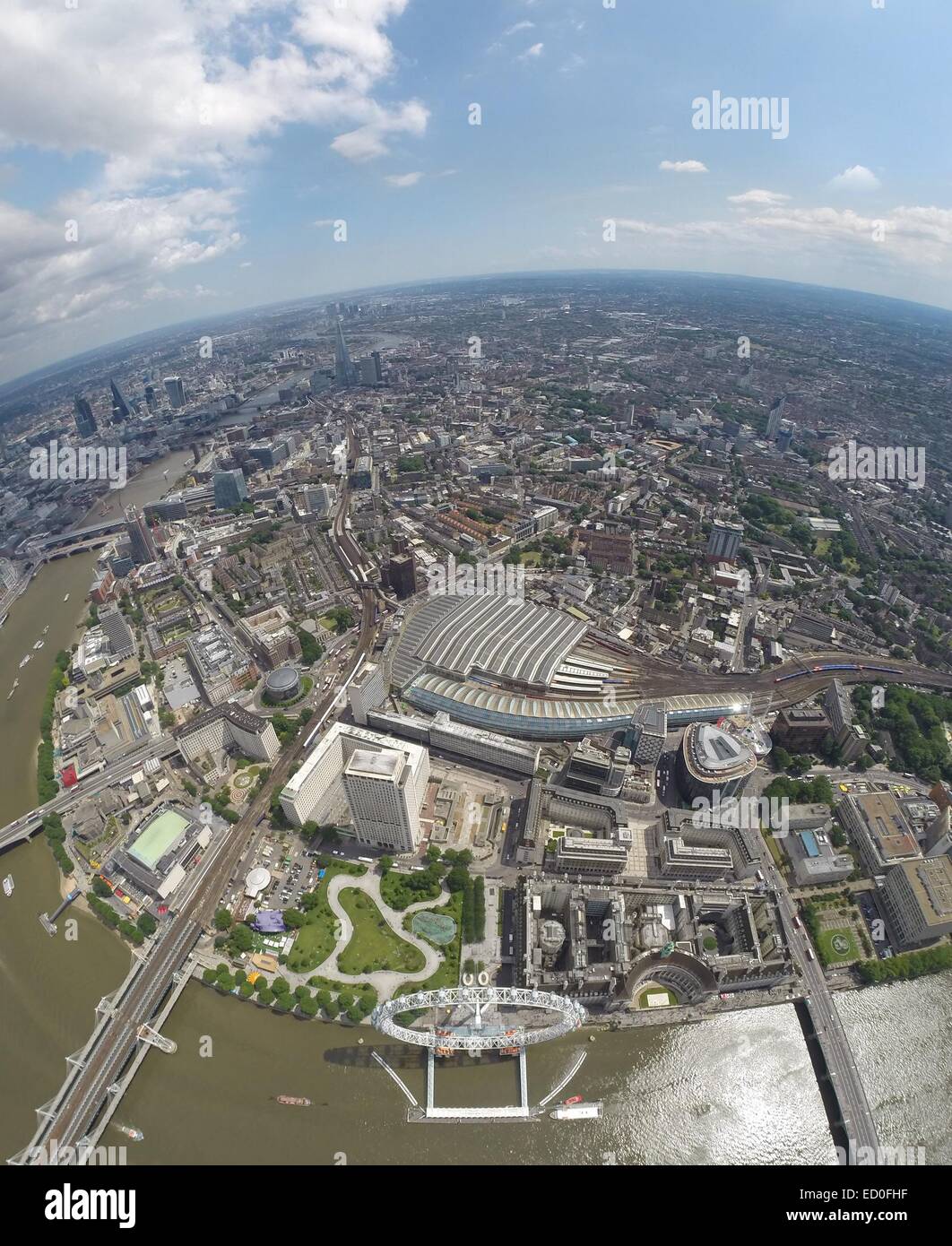 Vista aerea della città e del fiume Tamigi, Londra, Inghilterra, Regno Unito Foto Stock