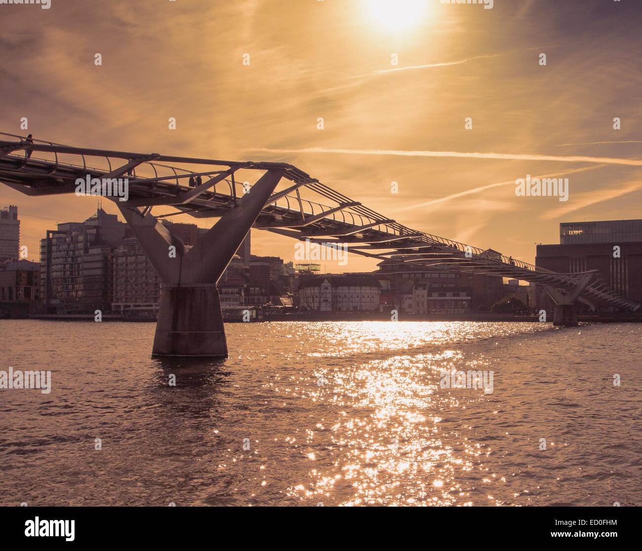 Regno Unito, Inghilterra, Londra, il Millennium Bridge a giornata di sole Foto Stock