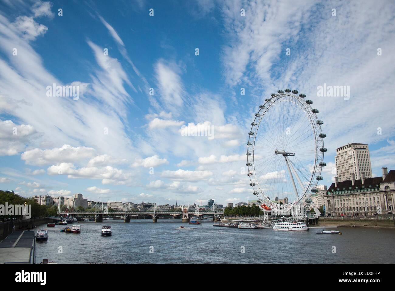 Regno Unito, Inghilterra, London, London Eye viste attraverso il Fiume Tamigi Foto Stock