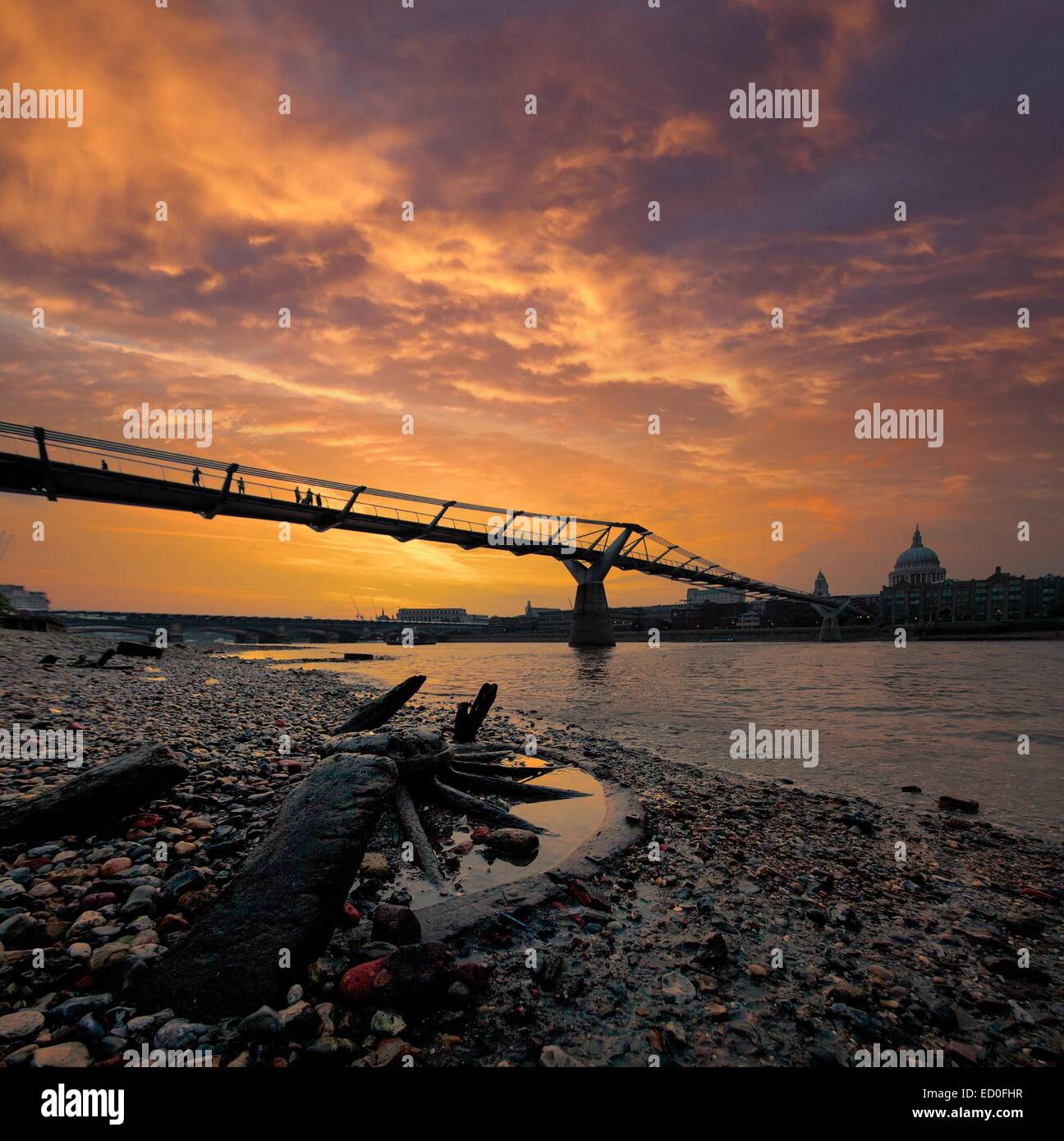 Regno Unito, Inghilterra, Londra, Millenium Bridge stagliano contro il cielo al tramonto Foto Stock